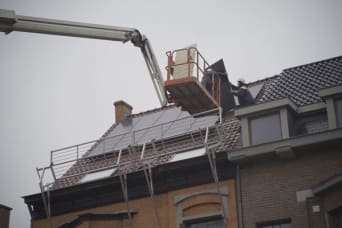 Installation de panneaux solaires à l’aide d’une élévatrice par ENGIE