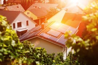 De dakbekleding om zonnepanelen te installeren