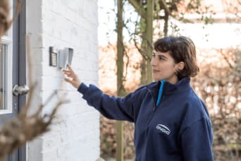 Breng zo dicht mogelijk bij het laadpunt van de batterij een rookdetector aan