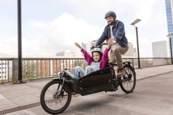 Déposer les enfants sur le chemin du travail avec un vélo cargo