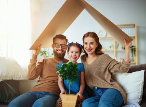 famille en sécurité dans sa maison