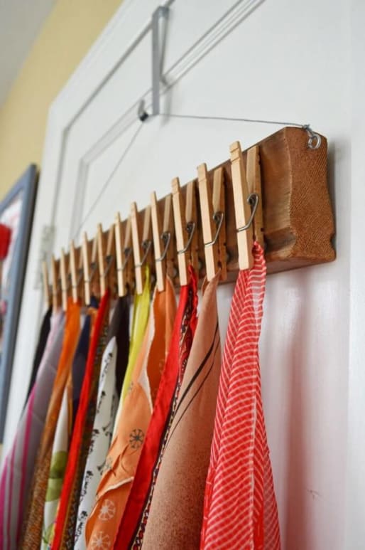 Une astuce rangement : suspendre ses foulards ou ses torchons à des pinces à linge