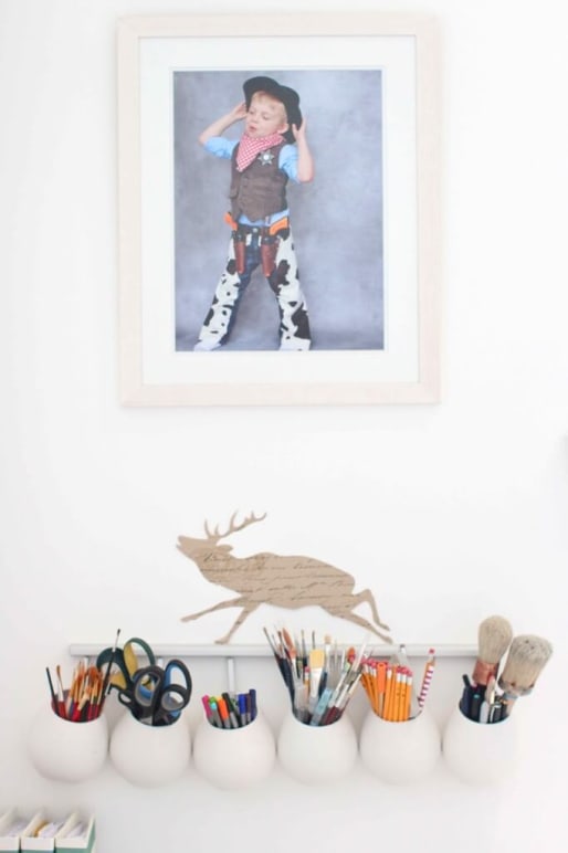Une astuce rangement : regrouper tous les crayons, stylos dans un pot