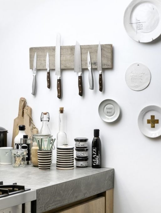 Une astuce rangement : une barre aimantée pour accrocher les ustensiles de cuisine