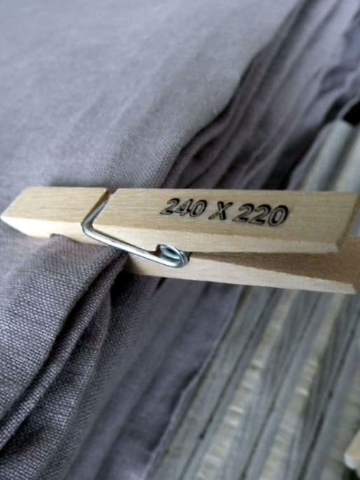 Une astuce rangement : noter la longueur des draps et nappes sur une pince à linge pour trouver les bons directement sans tout retourner
