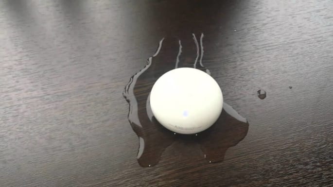 Le détecteur de fuites Flood Sensor de Fibaro est non seulement efficace mais aussi compact et design.