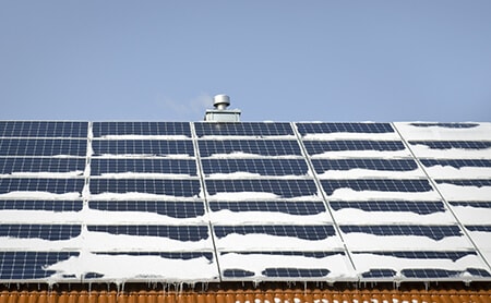 Sneeuw op de zonnepanelen is nadelig voor het rendement