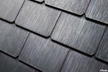 De dakpannen van het Solar Roof van Tesla zijn voorzien van zonnecellen die voor het blote oog onzichtbaar zijn