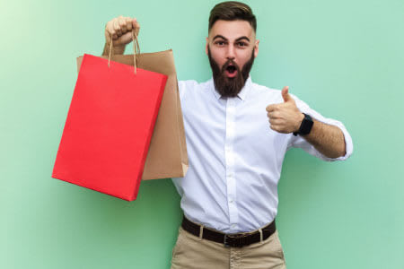 man aan het shoppen