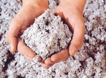 Cellulosewatten is een isolatieproduct voor daken. Het milieuvriendelijke isolatiemateriaal ontstaat door de recyclage van krantenpapier.