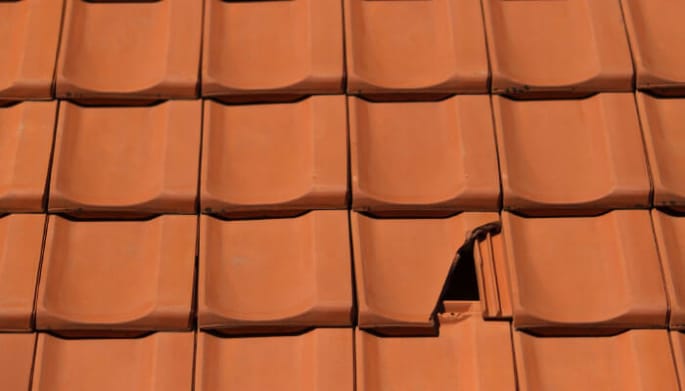 Eén kapotte dakpan is genoeg om de waterdichtheid van je dak aan te tasten
