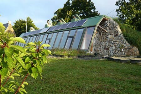 Le seul géonef (Earthship) de France, situé en Normandie, a été racheté par un couple de Belges voici quelques années