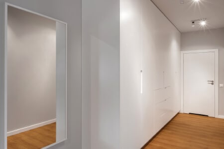 Om de ruimte te vergroten, kan je gebruikmaken van een likje witte verf en spiegels
