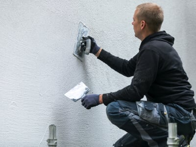 Na buitenmuurisolatie is bepleistering de minst dure gevelbekleding om het isolatiemateriaal te bedekken