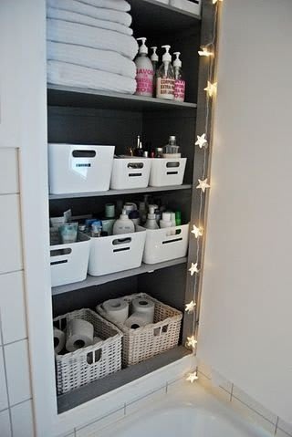 Une astuce rangement : placer les produits de beauté dans des boîtes ou des paniers par thèmes