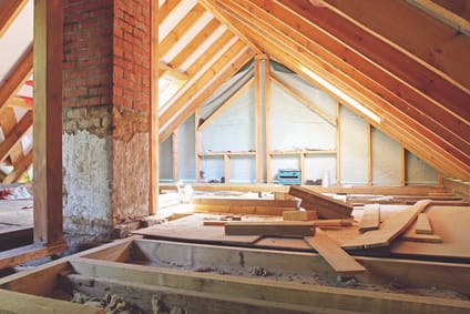 Bij een renovatie begin je altijd met de herstelling van het dak of isolatiewerken