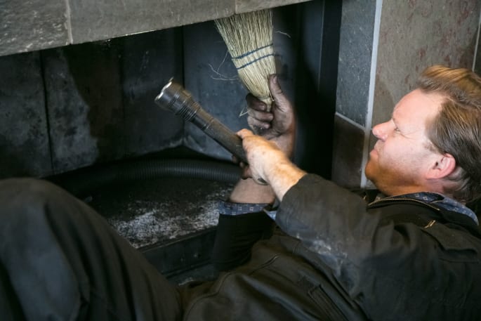 Nettoyer le corps de chauffe du poêle à bois