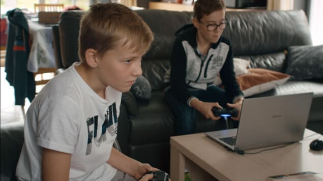 Enfants jouant à la console de jeux vidéo
