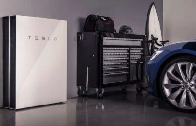 La batterie domestique Powerwall2 de Tesla pèse 25 kilos de plus que le modèle précédent, la Powerwall1