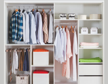 > Organiser son dressing selon les types de vêtements offre un rangement plus efficace