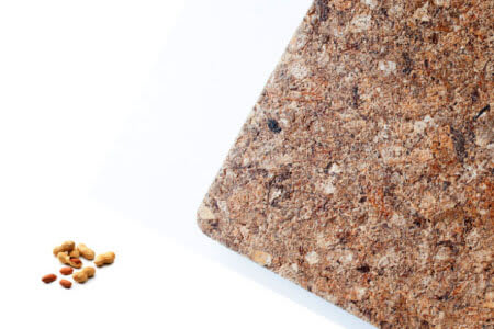 Le peanut shell board est un panneau isolant thermique et acoustique à base de coques de cacahuètes