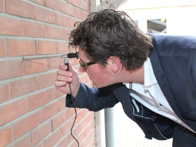 > Un examen par endoscopie peut aider à déterminer si des murs sont creux