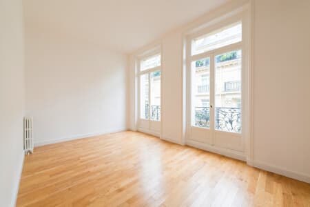 Pour agrandir l’espace, placez votre parquet dans le sens perpendiculaire aux fenêtres
