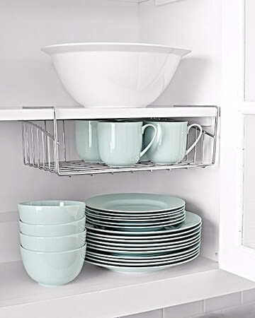 : Une astuce rangement : placer un panier sous la tablette des armoires pour y stocker plus de choses