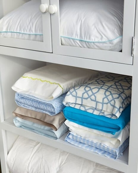 Une astuce rangement : glisser les parures de draps dans la taie