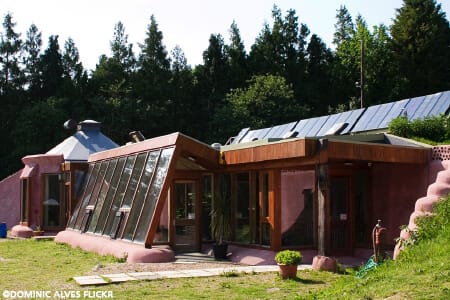 L’earthship suit les principes de l’architecture bioclimatique et tire profit des éléments naturels : soleil, eau, terre, air