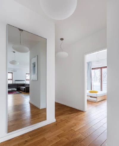 Disposer des miroirs dans une pièce permet d’augmenter la lumière à l’intérieur de la maison