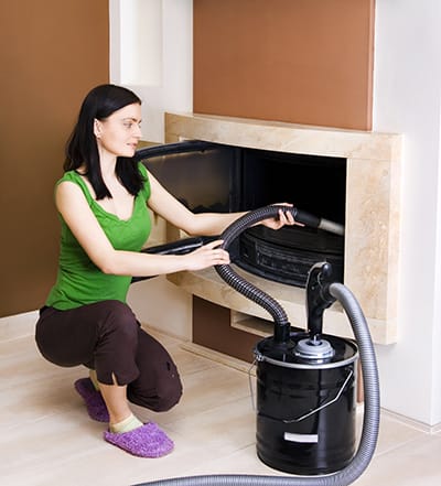 Vider les cendres et aspirer la chambre de combustion du poêle à pellets est indispensable pour garantir son rendement