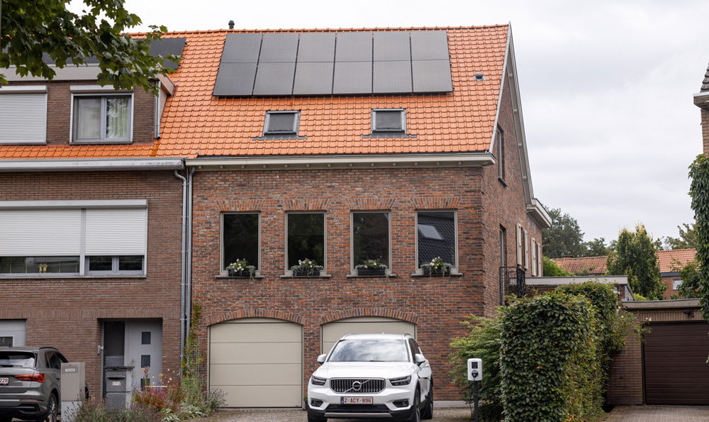 Huis met zonnepanelen op het dak