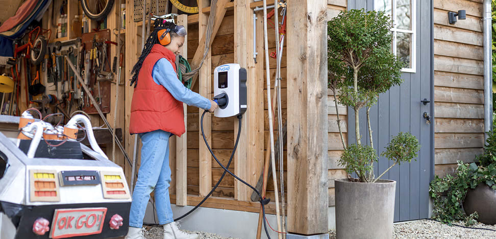 Recharger la batterie de sa voiture électrique avec ses panneaux solaires