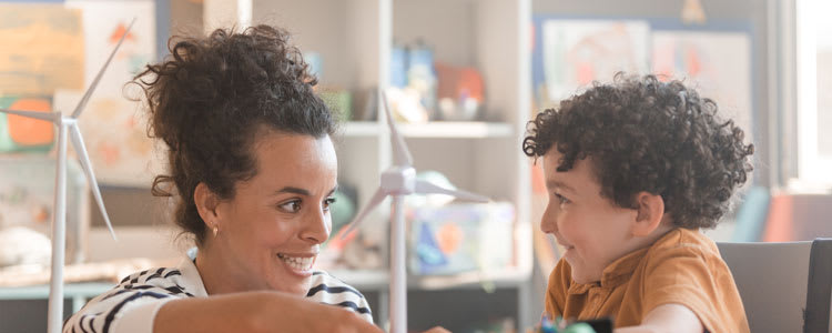 Une femme et un enfant travaillent ensemble sur un projet qui parle d&#039;éoliennes