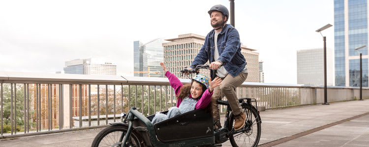 Een vader en dochter op een bakfiets