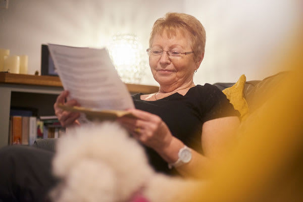 Femme regardant son contrat d’électricité et de gaz