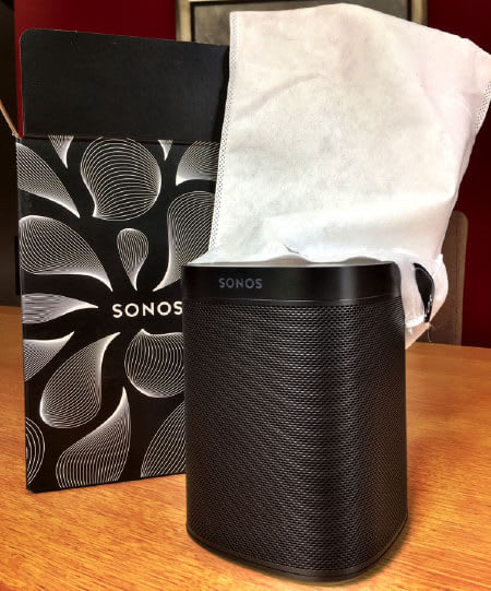 Pour protéger l’enceinte, Sonos a emballé sa Sonos One dans un tissu blanc