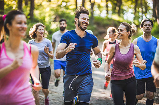 mannen en vrouwen joggen