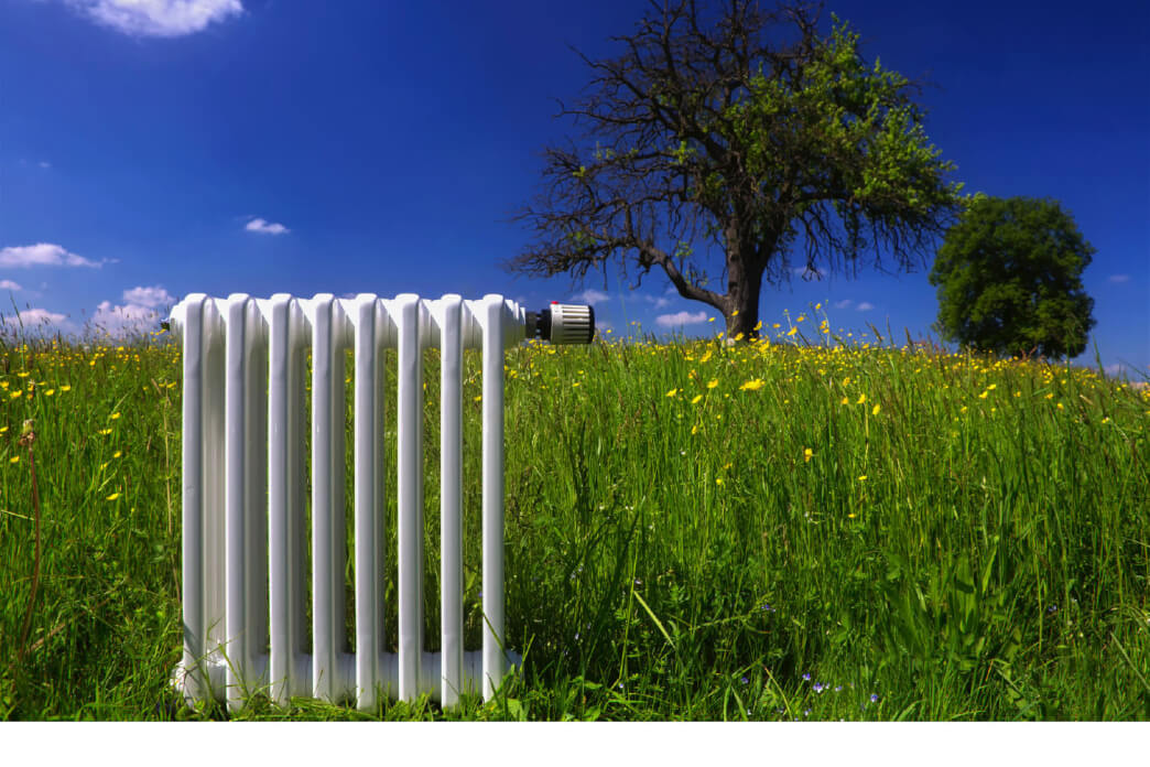 Radiator in een veld in de zomer