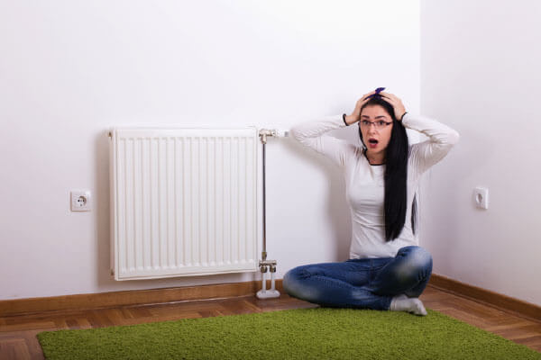 Hoe breng je warmteweerkaatsend materiaal aan achter een radiator?