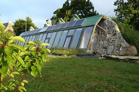 Geonef_Normandie_France_belges_couple_earthship