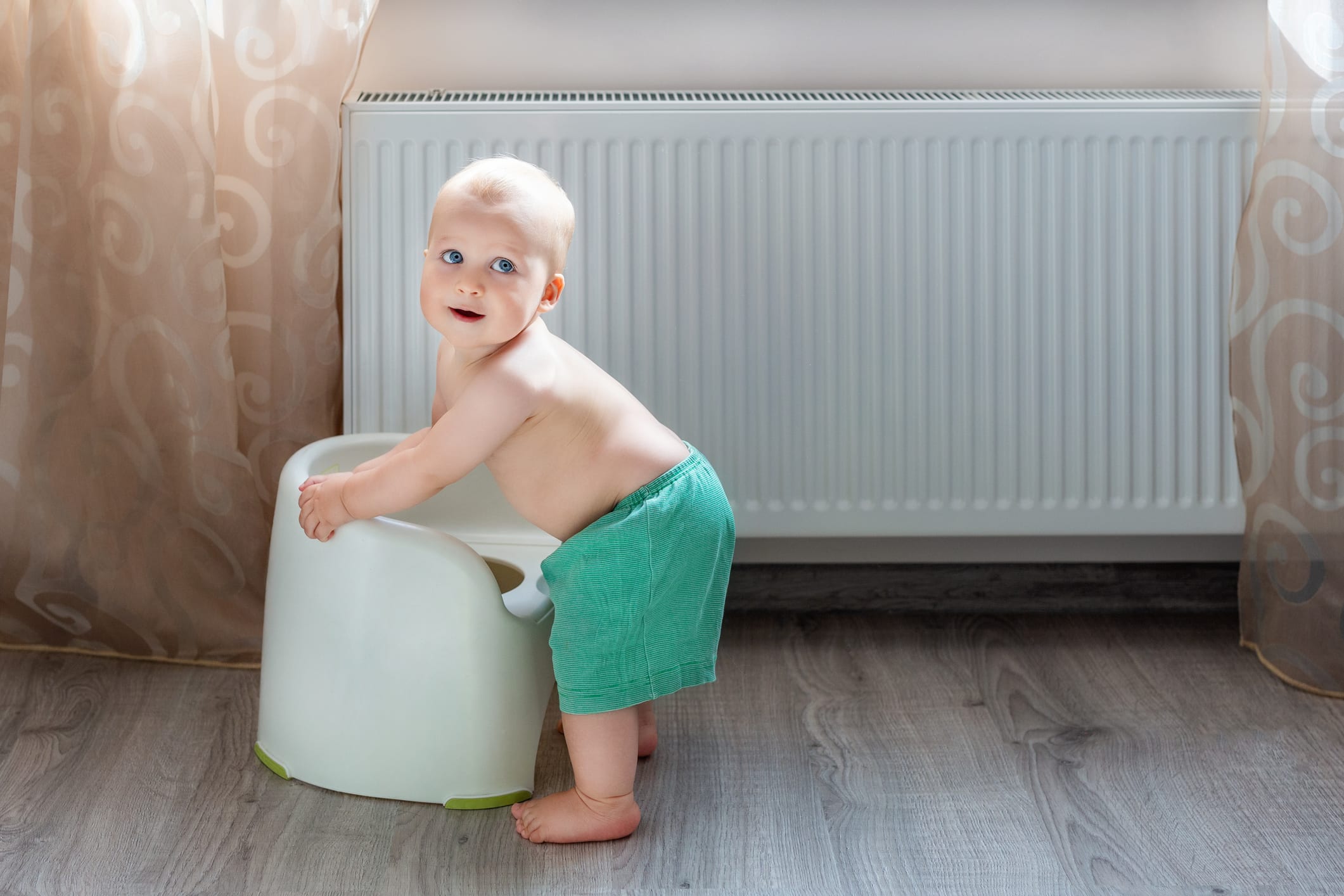 Bébé devant un radiateur