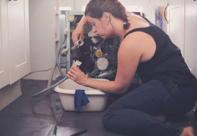 Femme téléphone au plombier pour une fuite d’eau dans le plafond