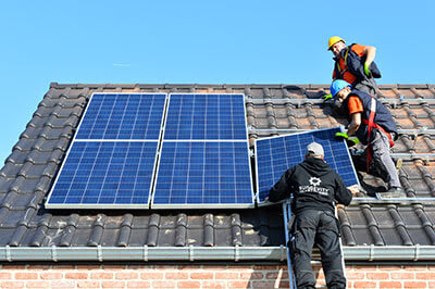 Placer les panneaux solaires en surimposition sur un toit est le type de pose le plus courant