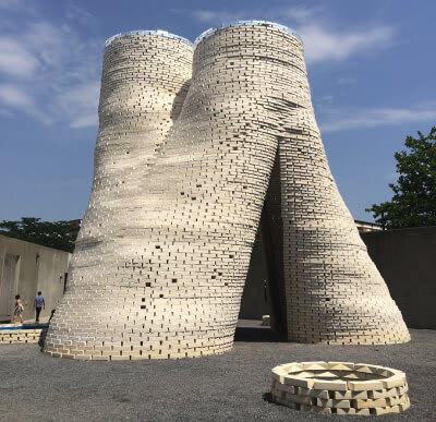 mushroom-tower_Moma-PS1_New-York_briques_champignon