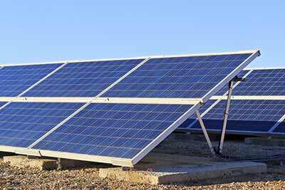 Il est possible de poser des panneaux solaires sur un toit plat