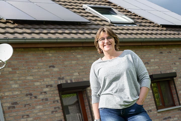 Femme devant ses panneaux solaires