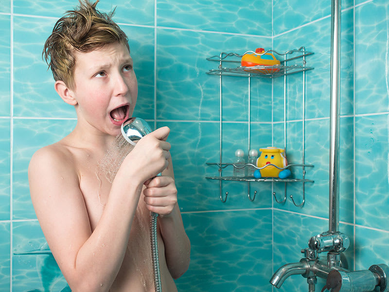 Kind zingt onder de douche