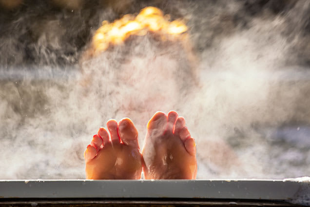 Pieds dépassant d’un bain chaud